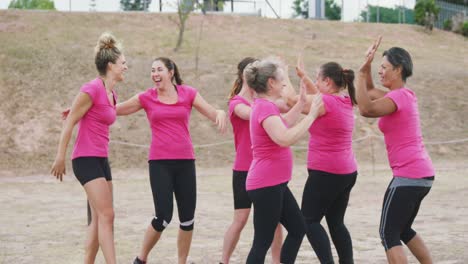 amigas disfrutando de hacer ejercicio en el campamento de entrenamiento juntas