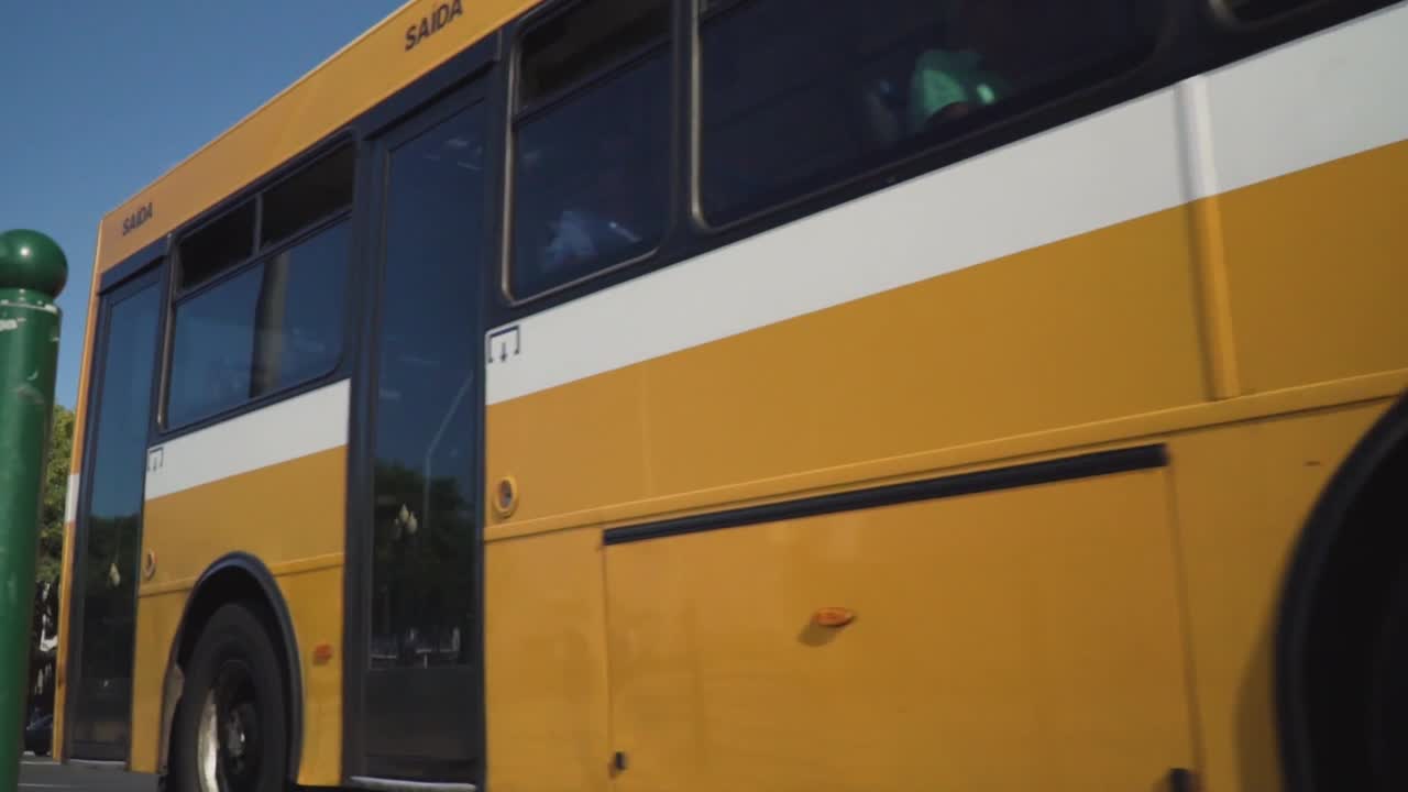 edificio governativo con bandiere e auto in una città