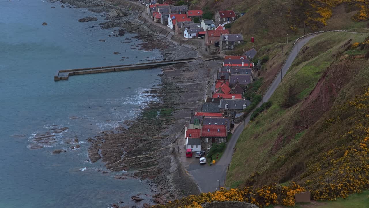 Flygvy över fiskebyn Crovie vid den skotska kusten