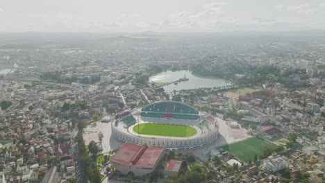 Drohnen-Luftaufnahme-Eines-Fußballstadions-In-Antananarivo,-Der-Hauptstadt-Madagaskars