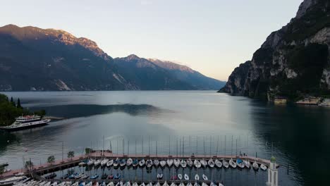 Volando-Sobre-Un-Puerto-En-El-Lago-De-Garda-Con-Un-Dron