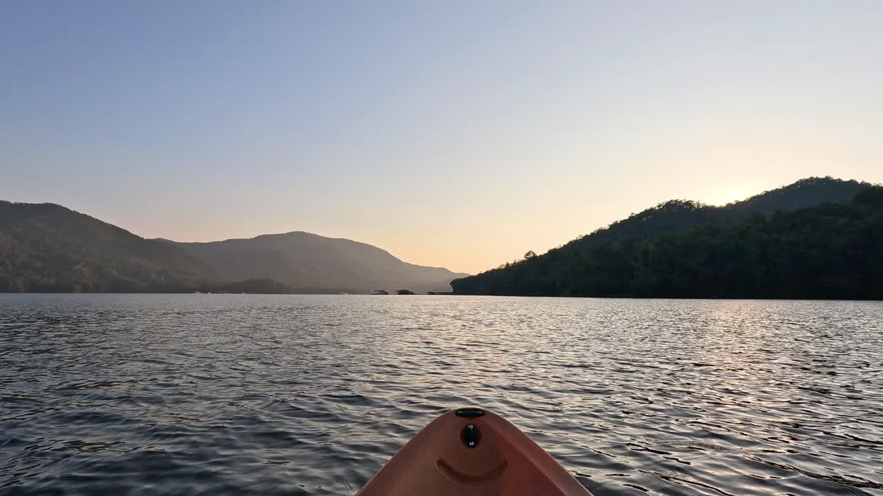 조용한 해가 지는 동안 카야크 여행의 진행