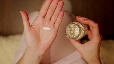 mujer tomando pastillas