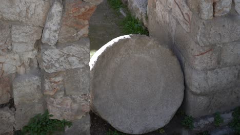 piscina similar a una tumba de roca de bethesda en el sitio de curación bíblica de israel