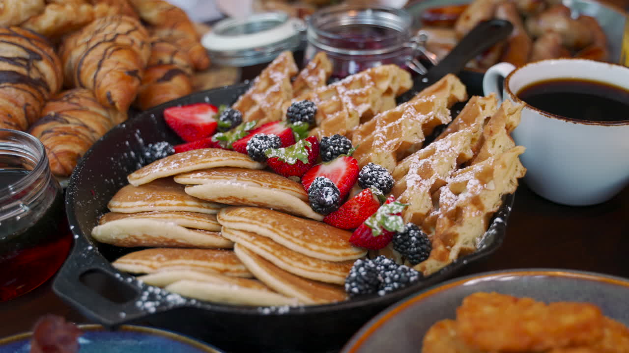 buffet de desayuno, que incluye huevos, café, jugo, tocino y patatas