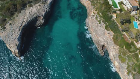 agua de mar azul turquesa clara y playa de arena blanca en una bahía natural remota