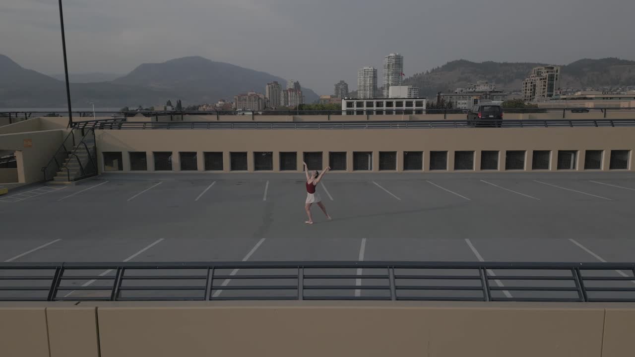 bailarina de ballet sola en un techo desde un dron