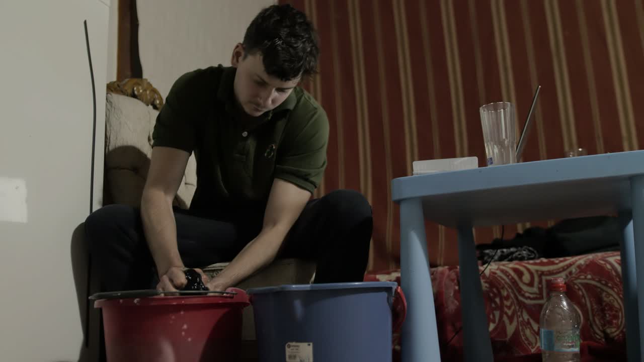 손으로 빨래하는 청년