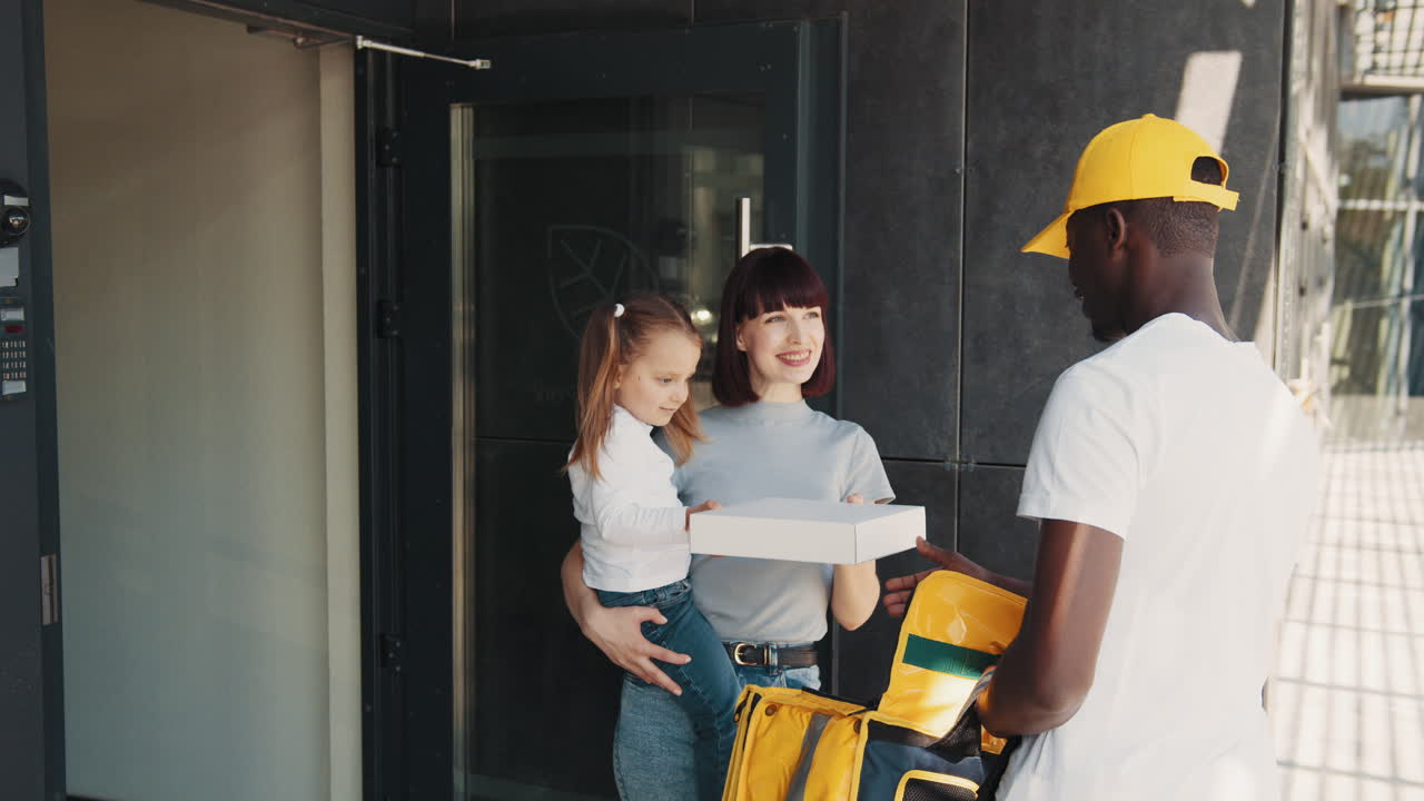 familia que recibe el parto en el hogar