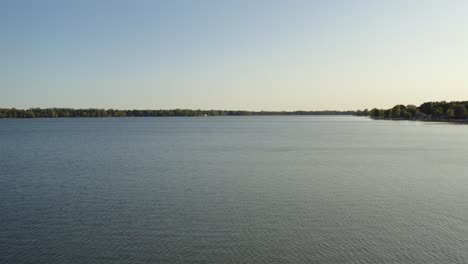 toma de 4.000 drones de un lago por la tarde