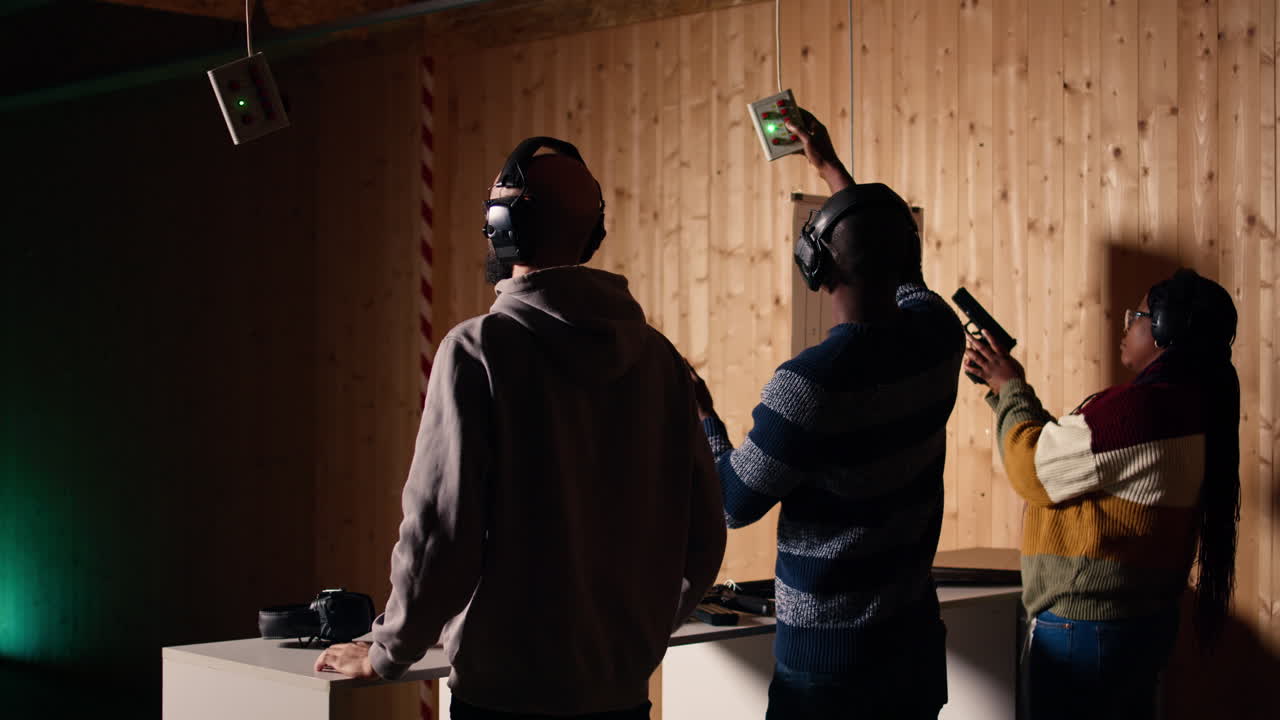 팀 빌딩 기간 동안 사격장에서 사격 경험을 즐기는 동료