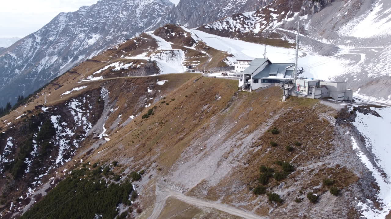 acercamiento aéreo de la estación de esquí en la montaña nordkette, innsbruck
