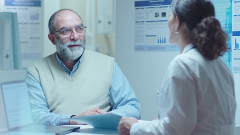 el médico discutiendo con el paciente