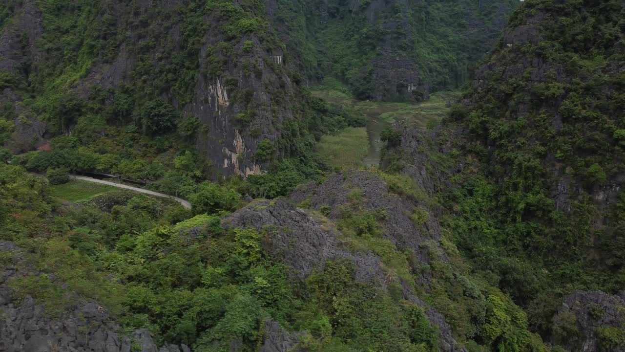 exuberantes montañas verdes de karst y un río tranquilo en tam coc, vietnam, vista aérea