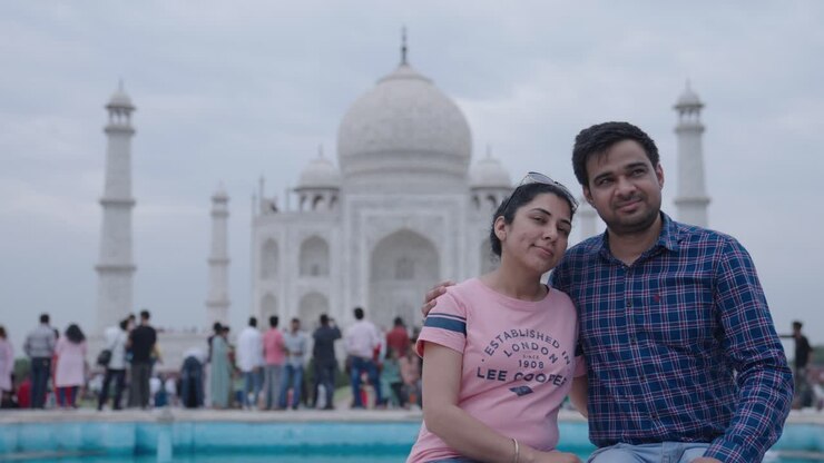 Couple indien se faisant prendre en photo devant le Taj Mahal