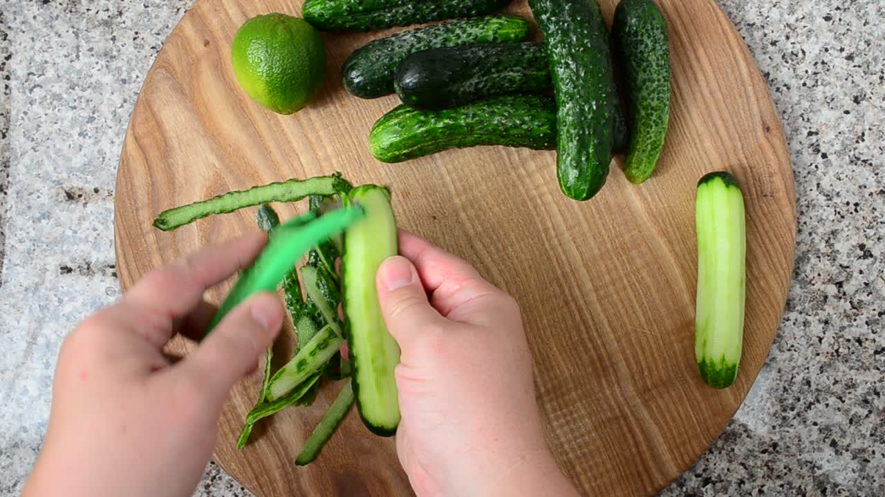 Pulizia dei cetrioli. Riprese in cucina