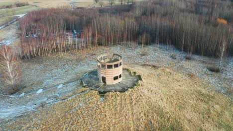 Vista-Aérea-De-La-Torre-De-Observación-Militar-Abandonada-En-Una-Pequeña-Colina-Cerca-Del-Bosque