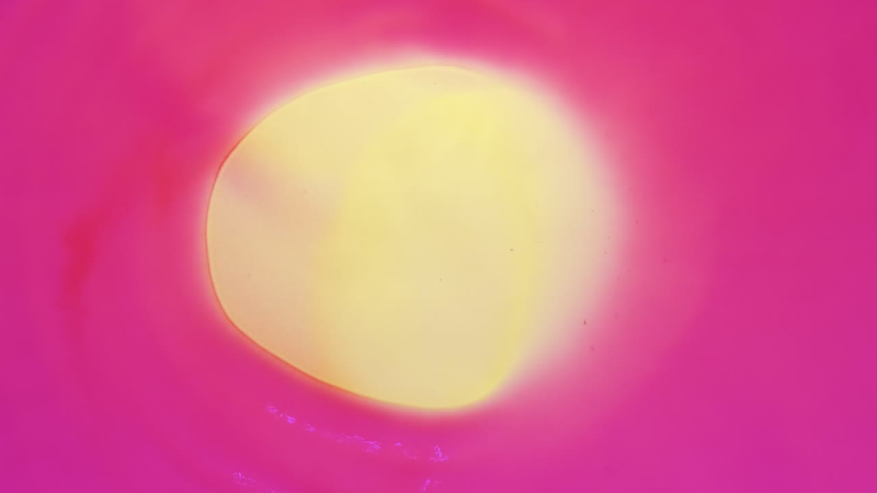 바람은 분홍색 형광 페인트의 원을 수평으로 움직입니다.