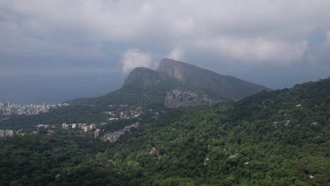 hermosa vista aérea de la selva tropical y el paisaje verde de la ciudad de río de janeiro, brasil - vista china - morro dos irmãos