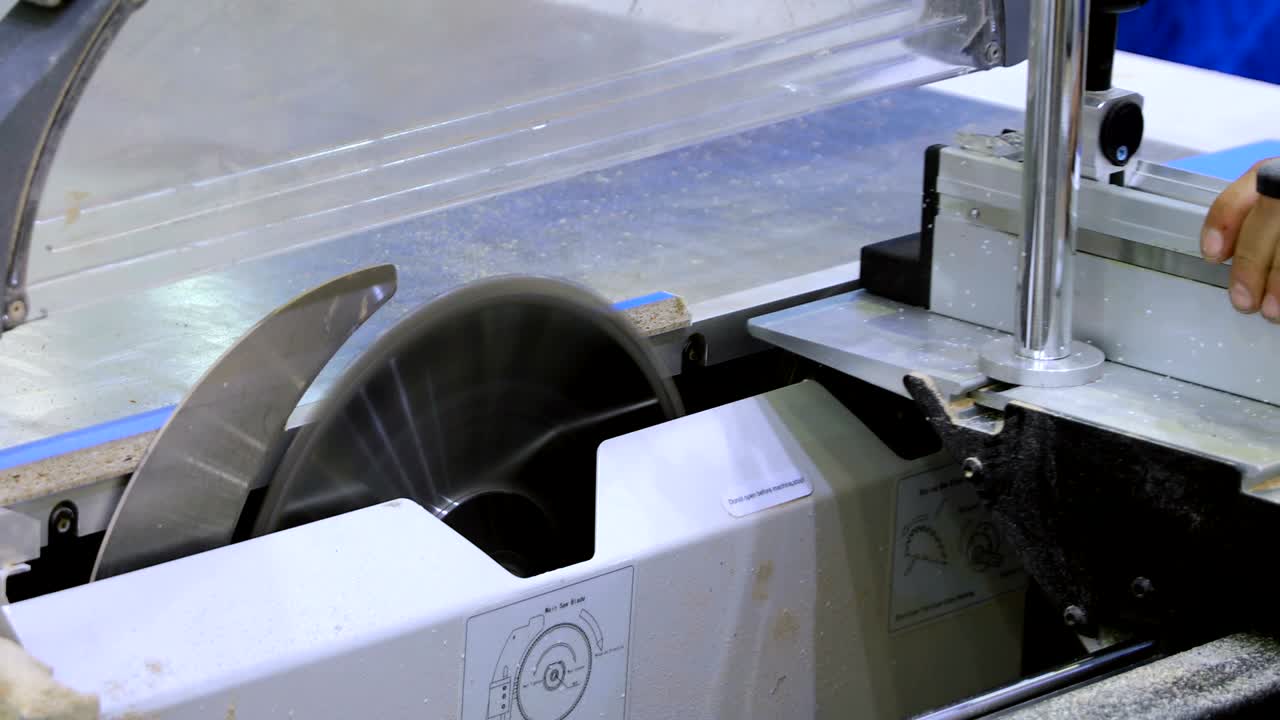 목공 노동자가 목재 절단 기계를 작동합니다. cnc 목재 가공 목재 가공 기계, 산업에서 현대 기술.