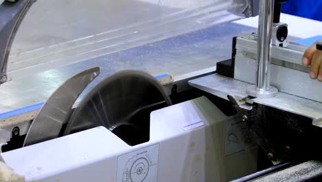 trabajador carpintero que opera una máquina de corte de madera. máquina de procesamiento de madera cnc, tecnología moderna en la industria.