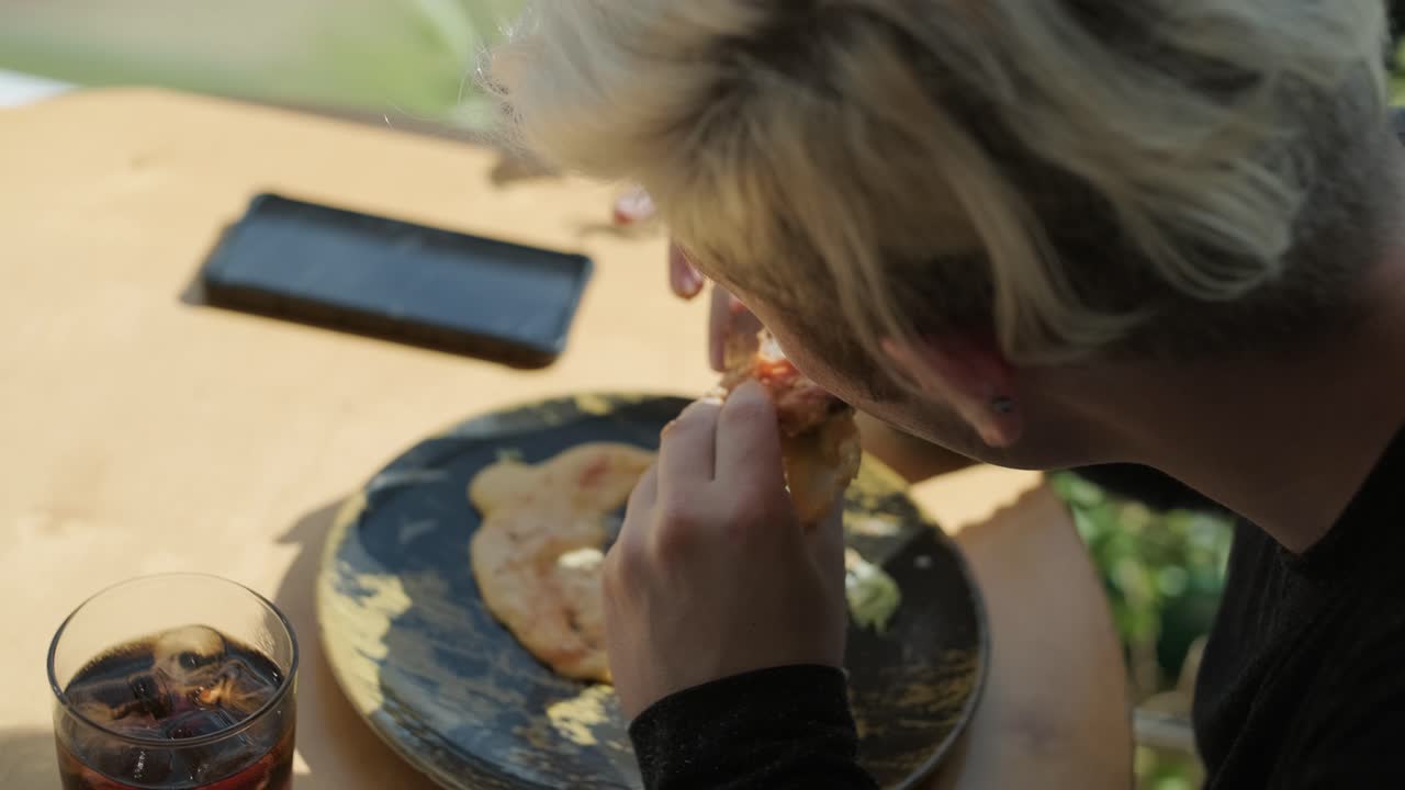 레스토랑에서 햄버거를 먹는 남자