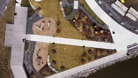 Vista-Aérea-De-Arriba-Hacia-Abajo-De-Un-Parque-Al-Lado-De-Un-Sitio-De-Construcción-En-El-Río-Ottawa