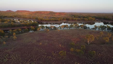 Ein-Ruhiger-See-Im-Australischen-Outback-Mit-Reflexionen-Auf-Dem-Wasser-Im-Morgenlicht