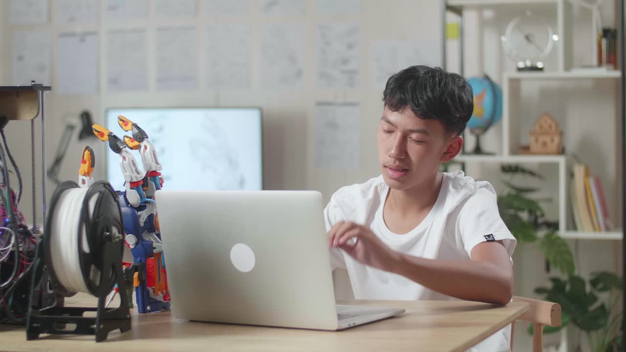 노트북과 로으로 로 공학을 공부하는 십대