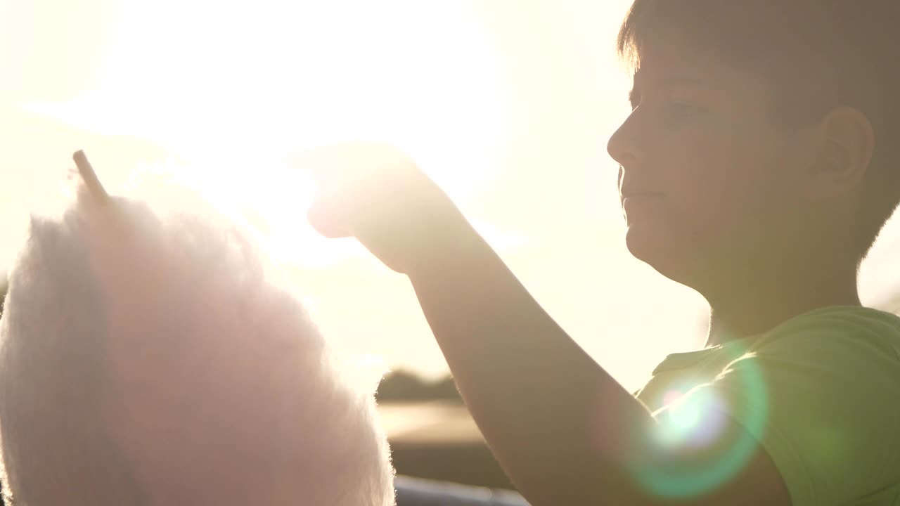 빛에 빛나는 소년은 달한 면화를 먹습니다.