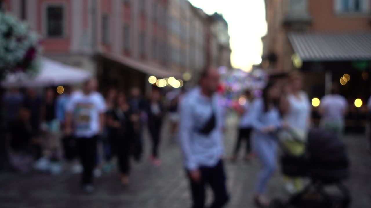 Folle di persone camminano per le strade della città. Sfocato. Rallentatore