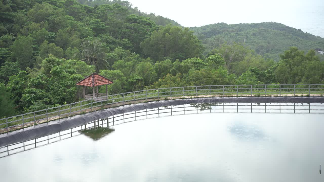 인도네시아 요그야카르타 구눙 키둘 지구의 남쪽 바다 가장자리에 있는 연못인 그리각 연못의 아름다운 아침 전망