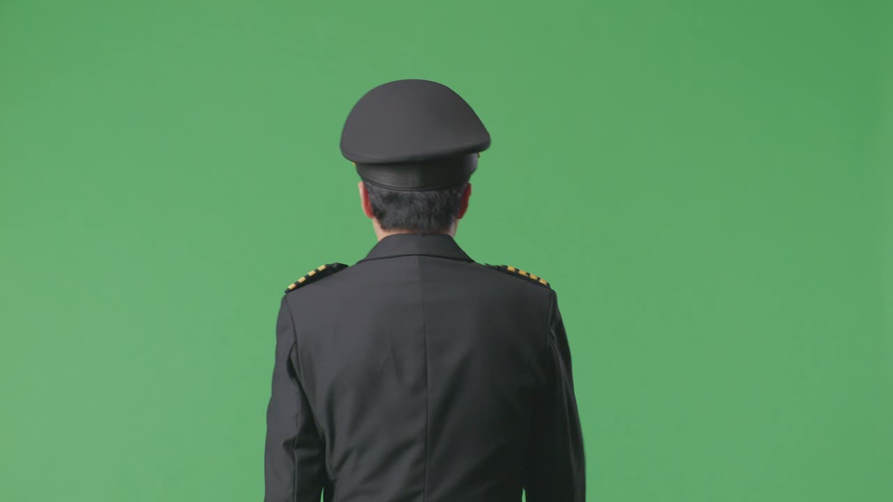 piloto en uniforme - vista de atrás