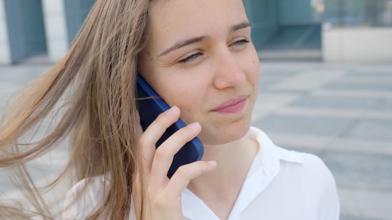 empresaria morena hablando en un teléfono inteligente, vista de retrato en primer plano