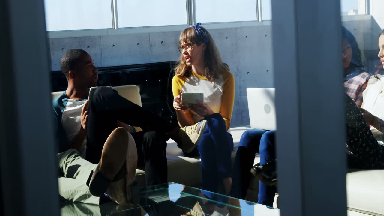 ejecutivos que usan computadoras portátiles y tabletas digitales