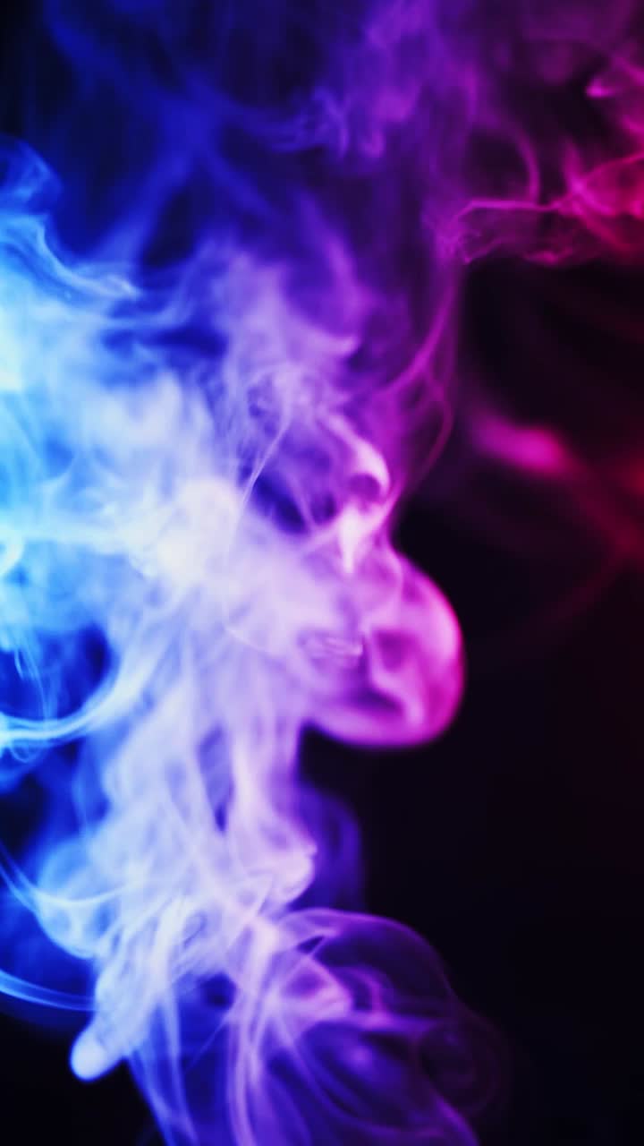 Flusso di fumo astratto blu e rosa su sfondo nero