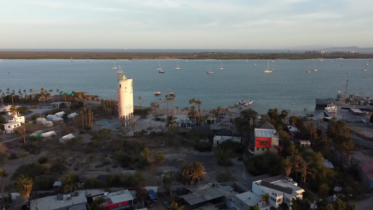 vista aérea sobre el paisaje urbano de la paz, una mañana soleada en baja california, méxico