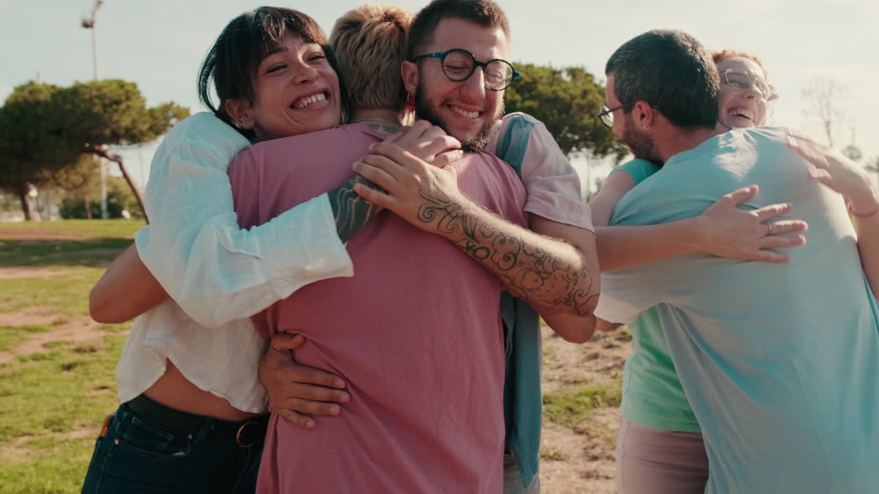 Amigos abrazándose en el parque.