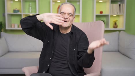 el anciano mira a la cámara y baila lindamente.