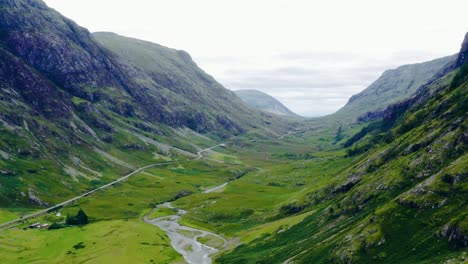 Luftdrohnenaufnahme-Der-Straße-Durch-Die-Glen-Coe-Hills-04