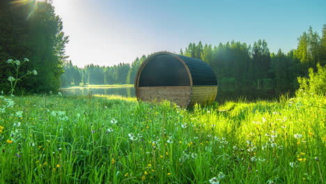 Toma-De-Tiempo-De-Sauna-De-Barril-De-Madera-Vacía-En-El-Campo-Rural-En-Un-Día-Nublado