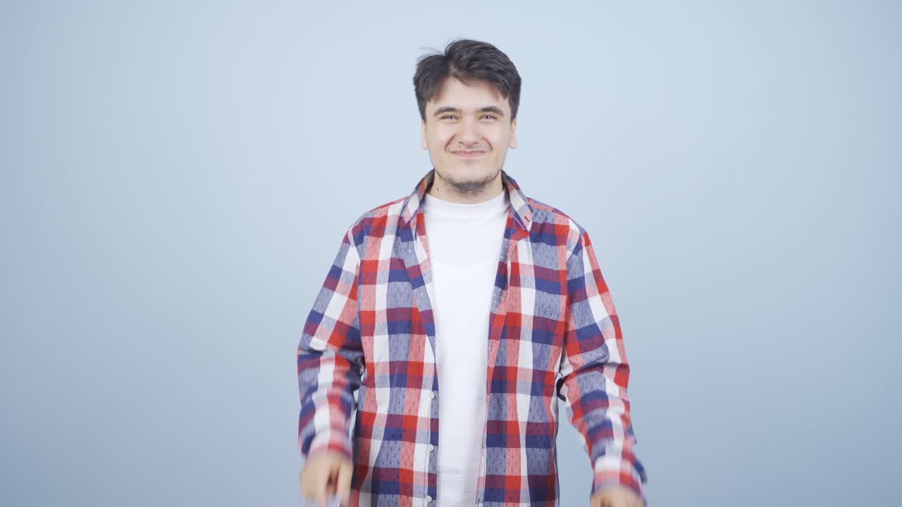 카메라를 위해 귀여운 몸짓을 하는 남자.