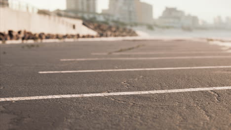 Estacionamiento-De-Autos-En-La-Playa-En-California