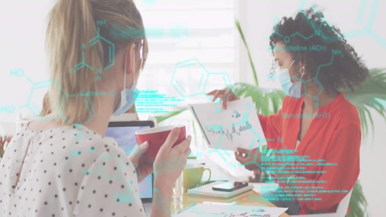 animación de la interfaz digital que muestra estadísticas con colegas en la oficina que usan máscaras faciales