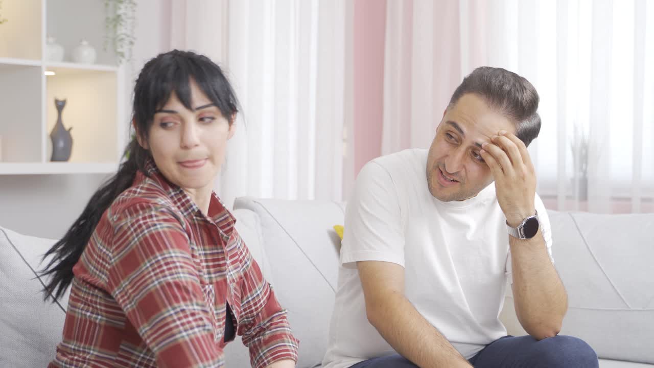 여자가 남편에게  ⁇  선물을 줍니다.