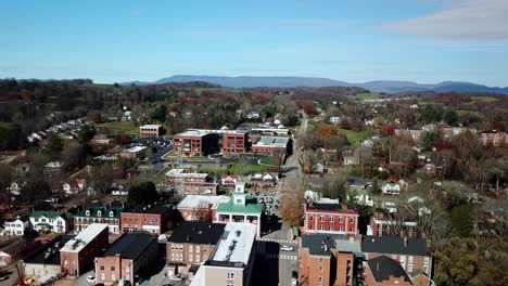 inclinación aérea de abingdon virginia hacia arriba en 4k