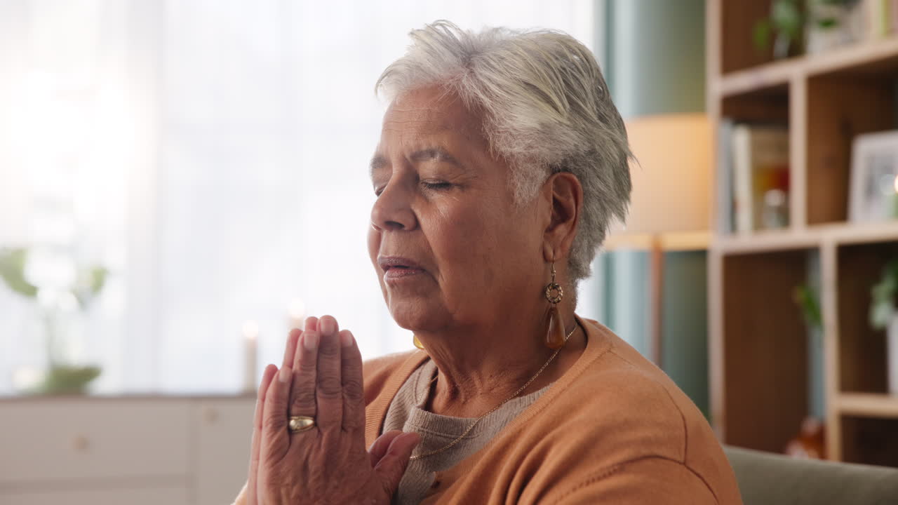 Donna anziana in meditazione e preghiera