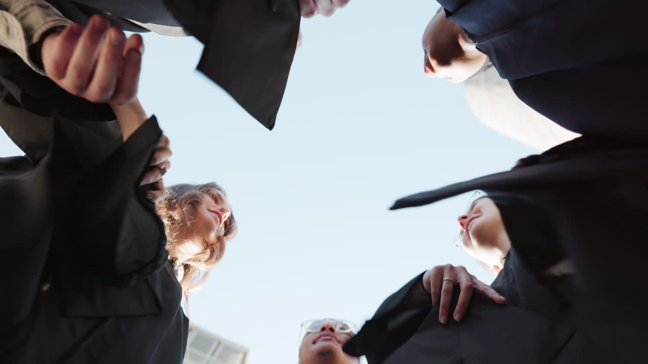 gorra de graduación, la gente y los estudiantes lanzan en el aire