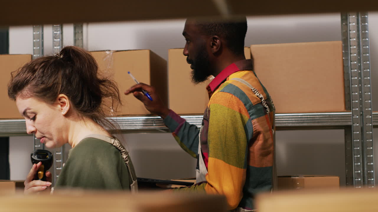 gente trabajando en un almacen