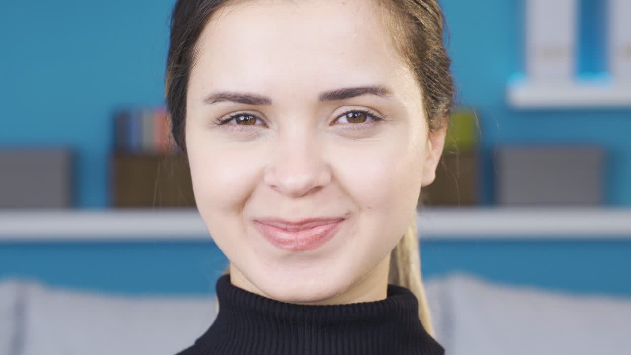 primer plano de una hermosa y atractiva joven haciendo un guiño.